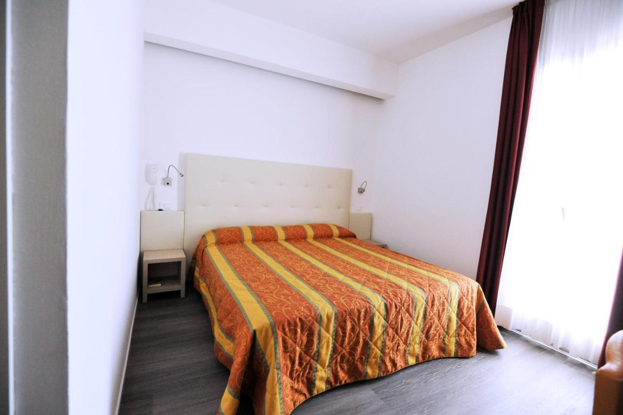 Doppelzimmer mit Balkon und Meerblick