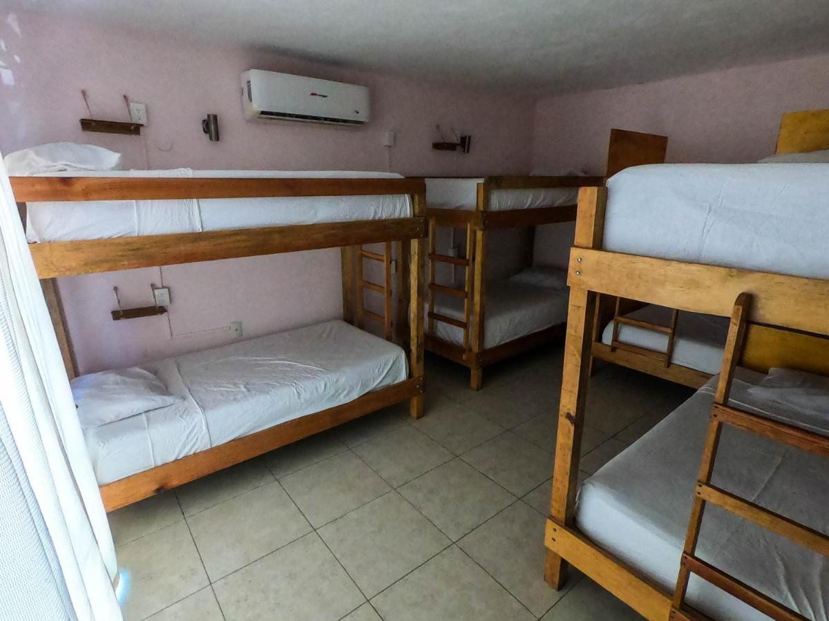 Habitación Compartida Femenina de 8 camas