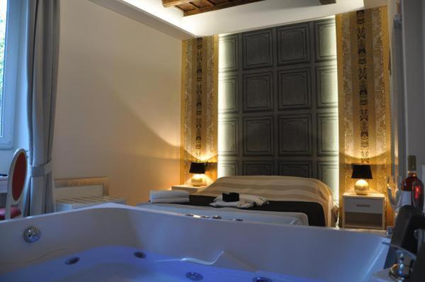 Habitación con cama extragrande y bañera de hidromasaje
