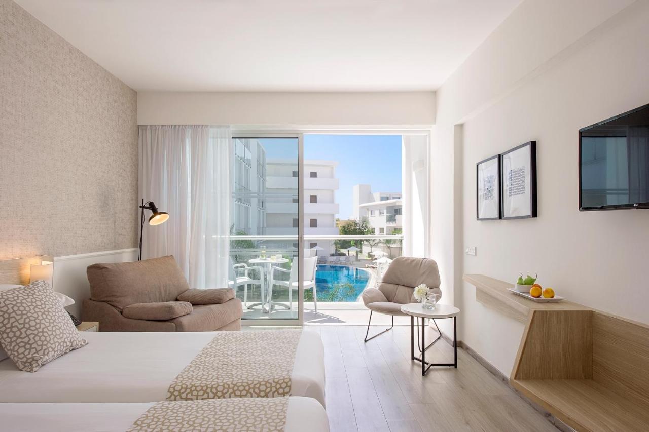 Doppel-/Zweibettzimmer mit Poolblick