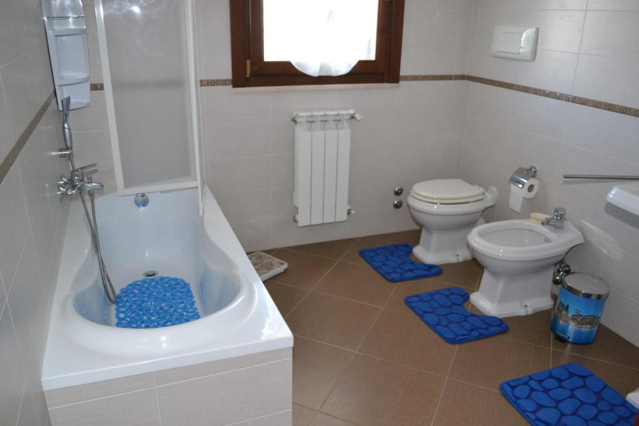 Camera Standard Doppia con Letti Singoli con Bagno in Comune