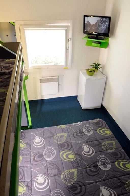 Deze driepersoonskamer heeft een gedeelde badkamer.