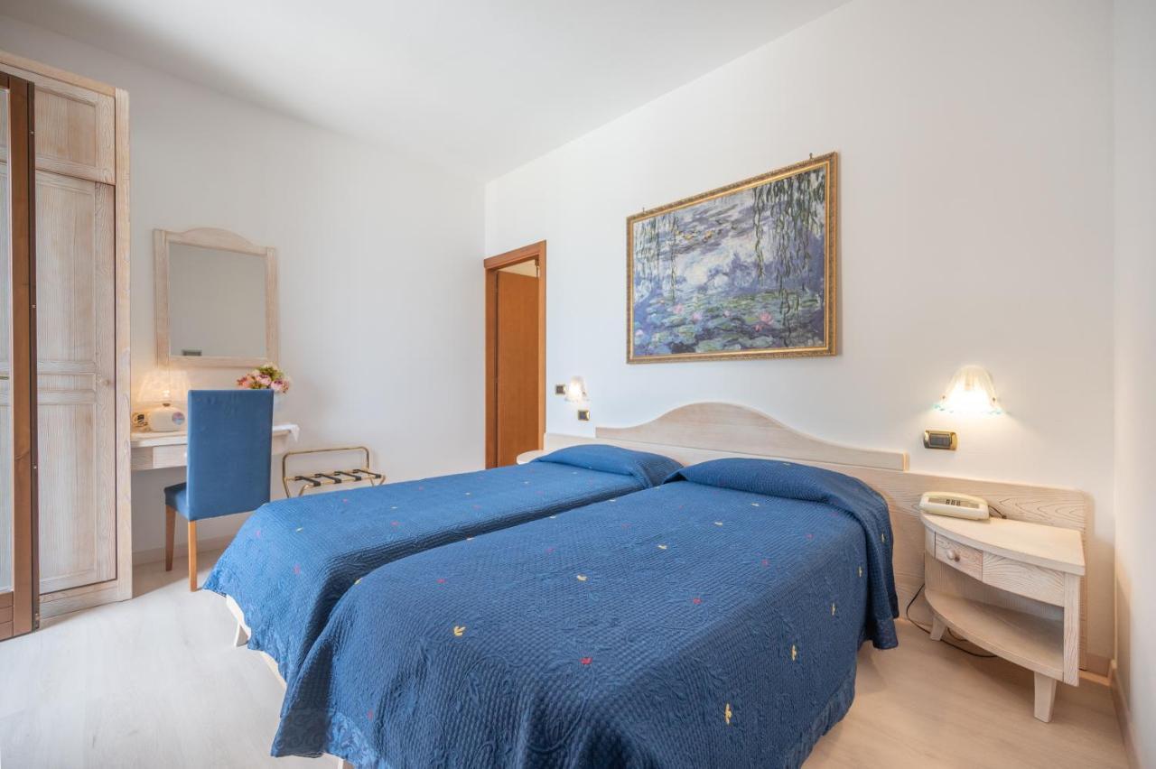 Doppel-/Zweibettzimmer mit Balkon