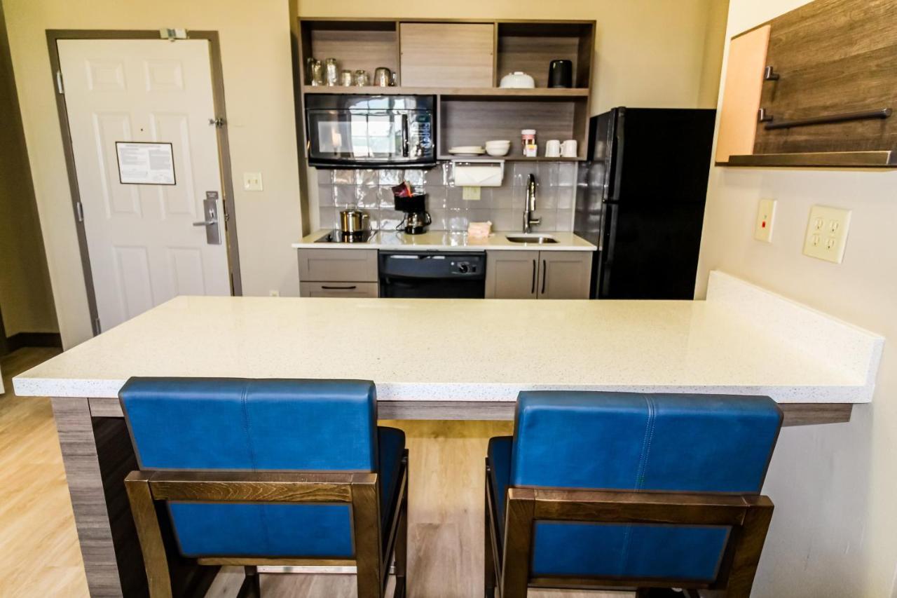 One Bedroom Suite with One Queen Bed