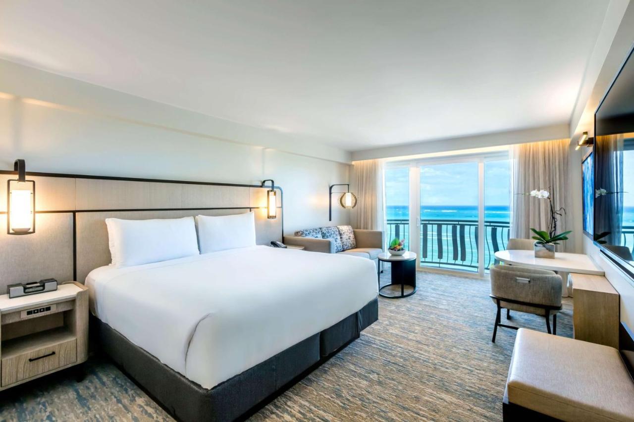 Habitación con cama extragrande y vistas al mar
