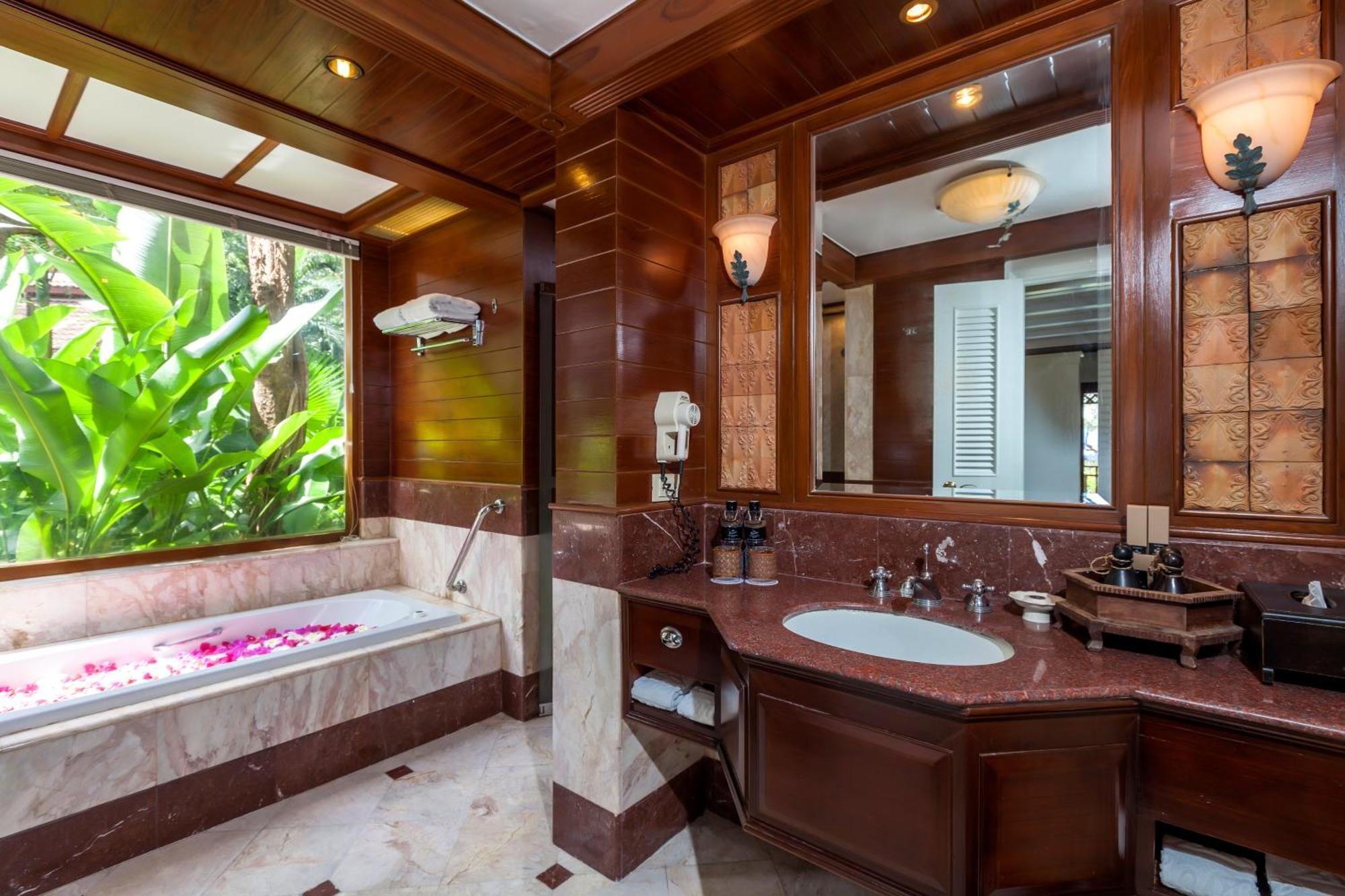 Quarto com Banheira à Beira da Piscina Lagoa