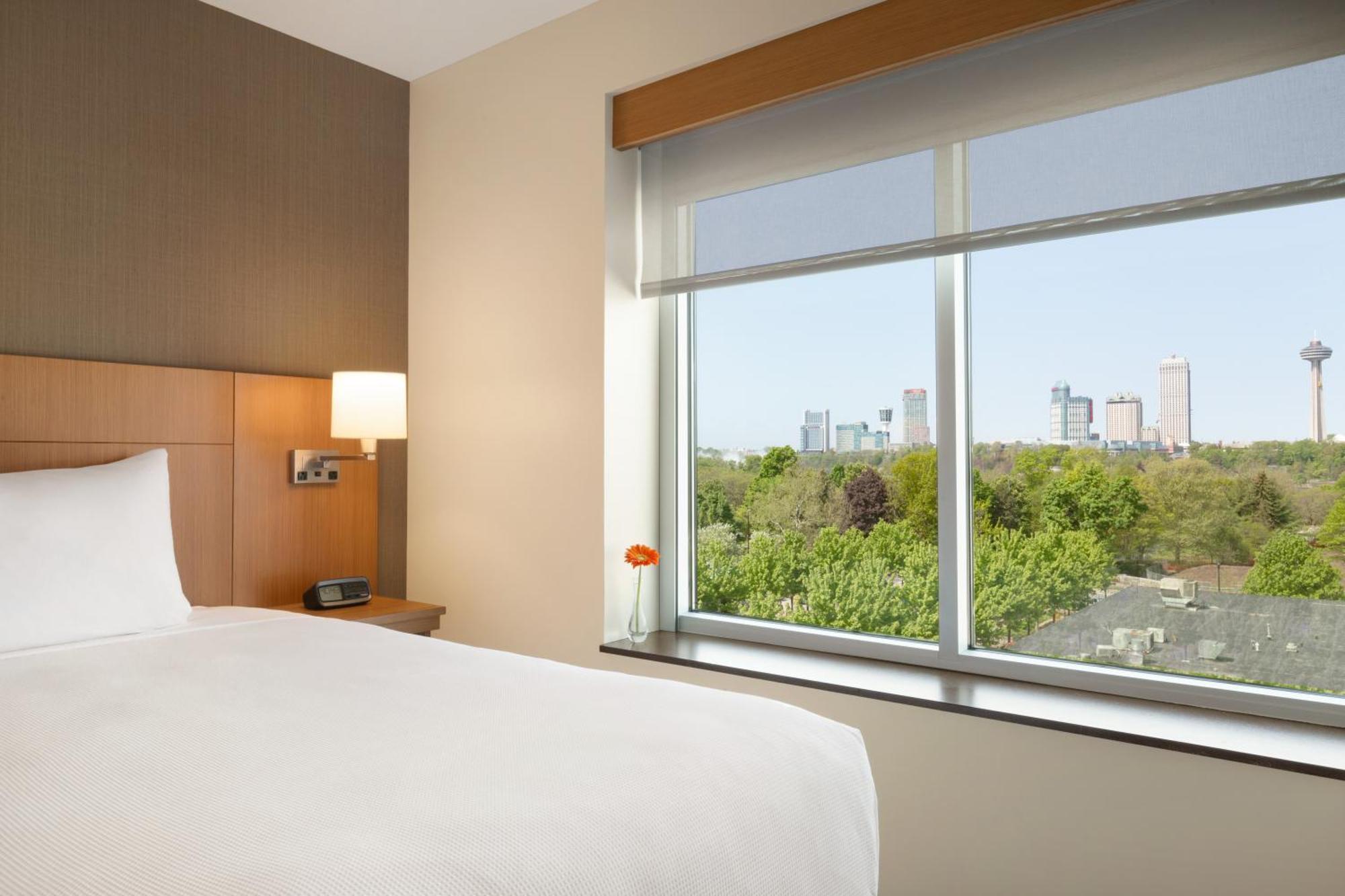Quarto com Cama King-size e Sofá-cama