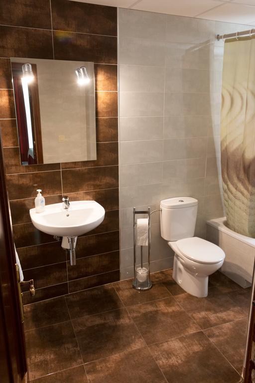 Chambre Double ou Lits Jumeaux avec Salle de Bains Commune