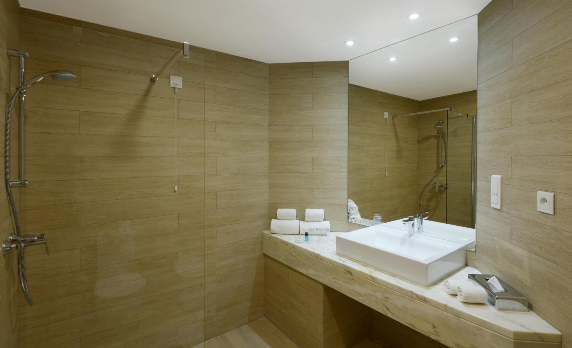 Quarto com Cama de Casal ou 2 de Solteiro