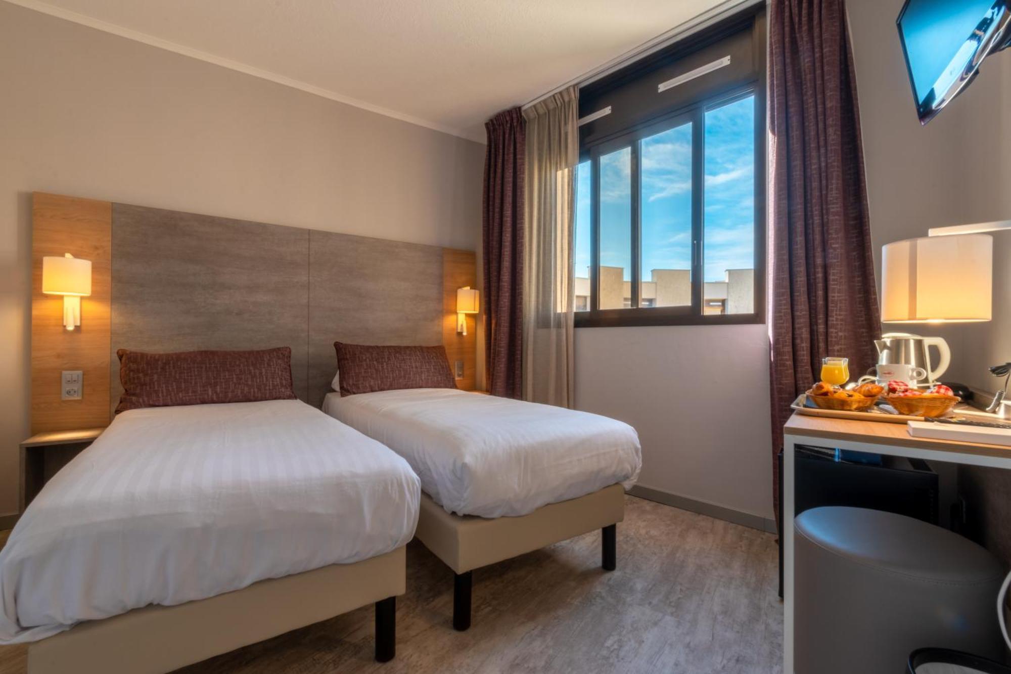 Standard Twin Room with inside yard view
