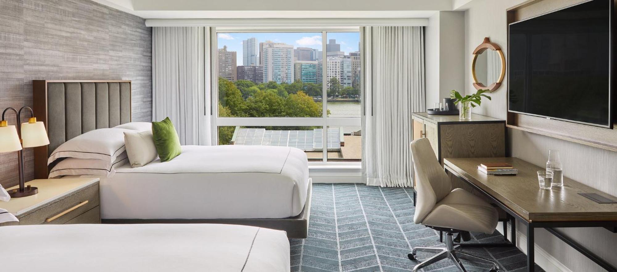 Zimmer Essential mit 2 Queensize-Betten und Aussicht