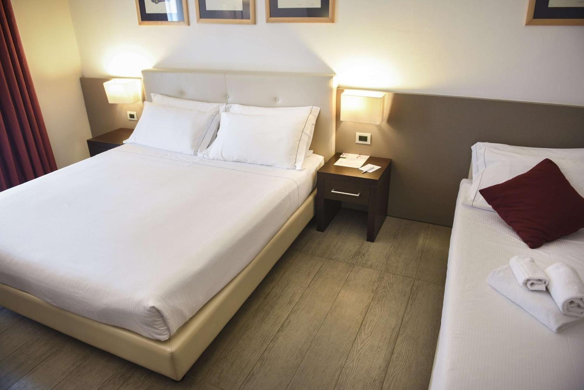 Comfort King Room with Sofa Bed,688698660:JPEG