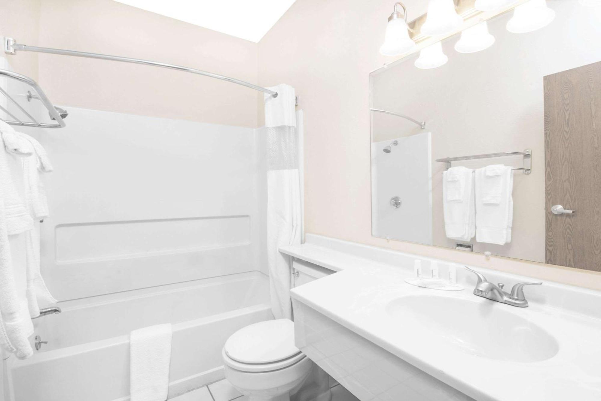 One Bedroom Queen Suite - Non-Smoking,1281995935:JPEG