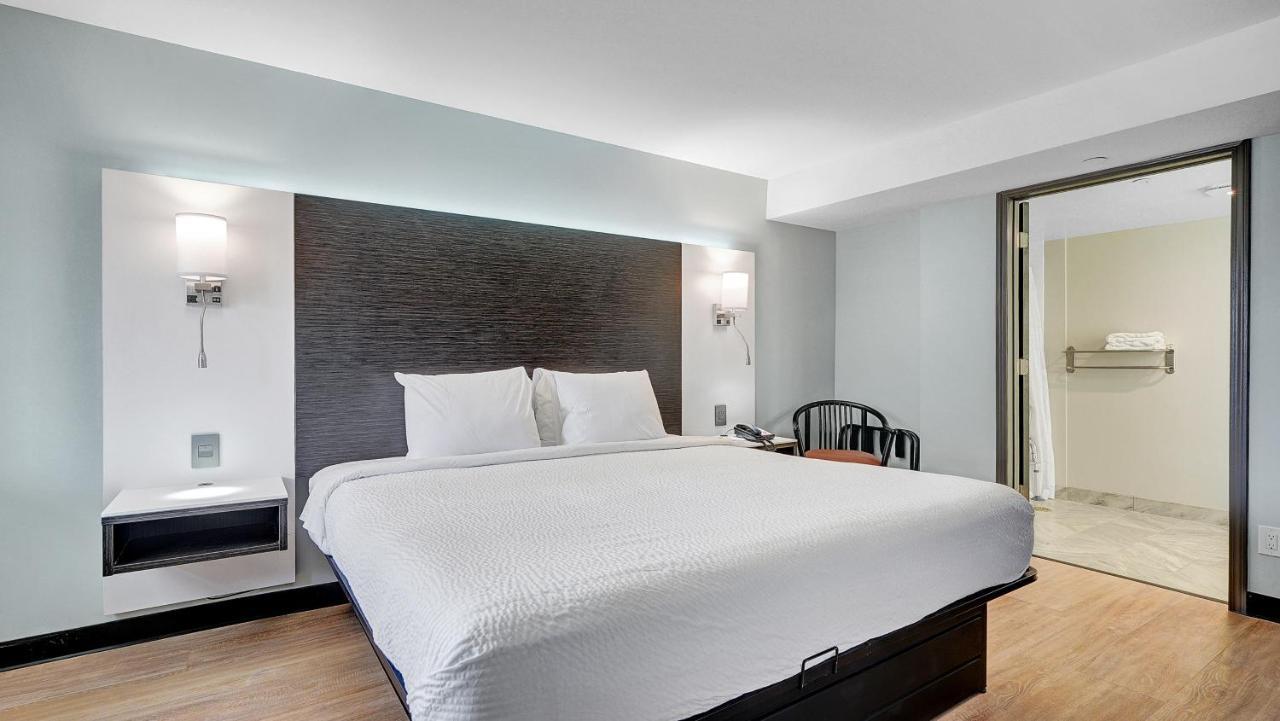 King Room with Roll-in Shower - Mobility Access/Non-Smoking,1322371867:JPEG
