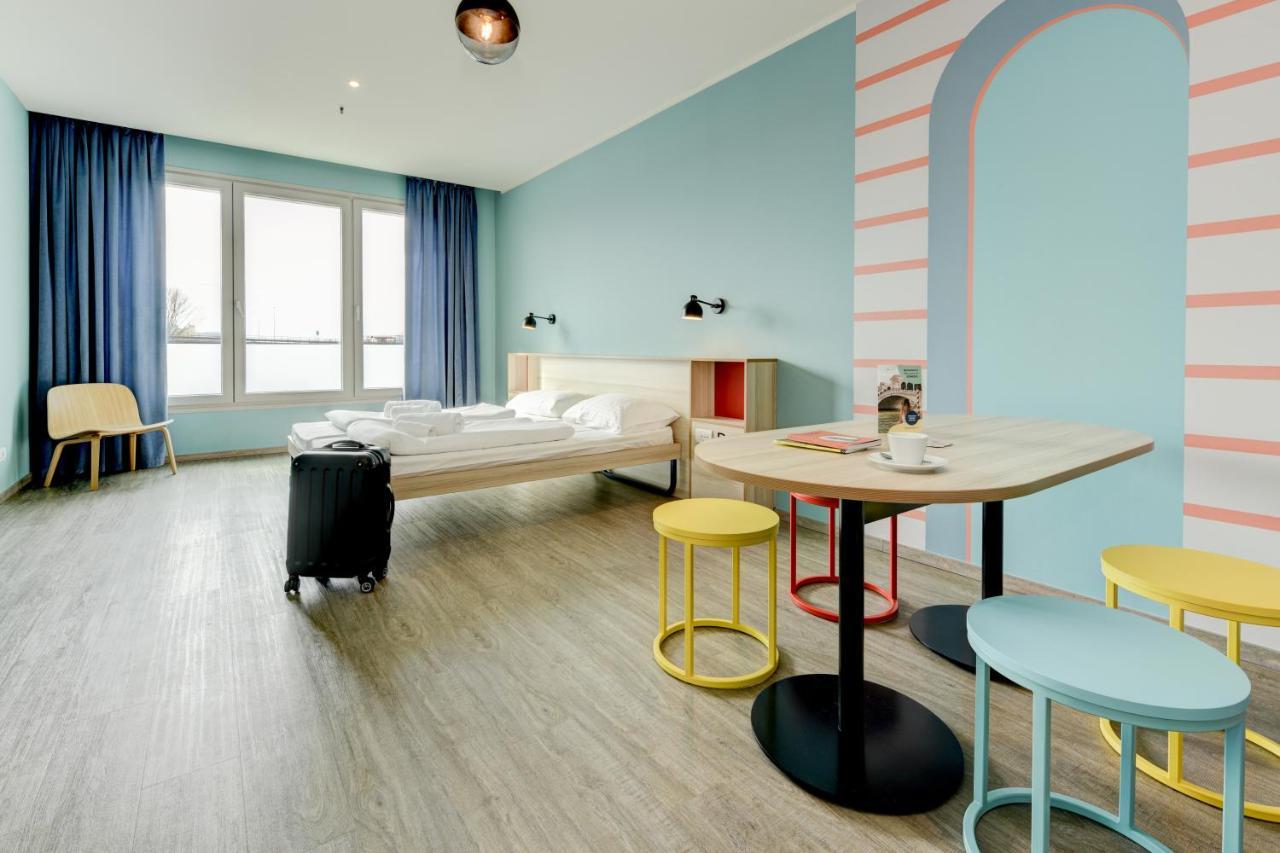 6-Bed Room
