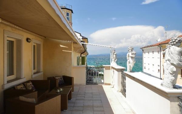 Suite with Terrace and Lake View,725141506:JPEG