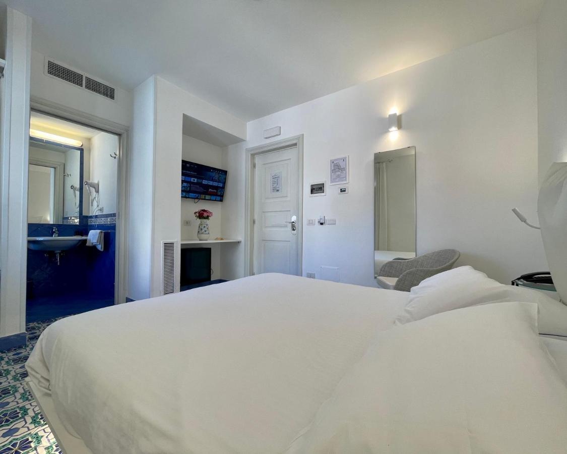 Deluxe Double Room with Balcony and Cathedral View,1398342962:JPEG