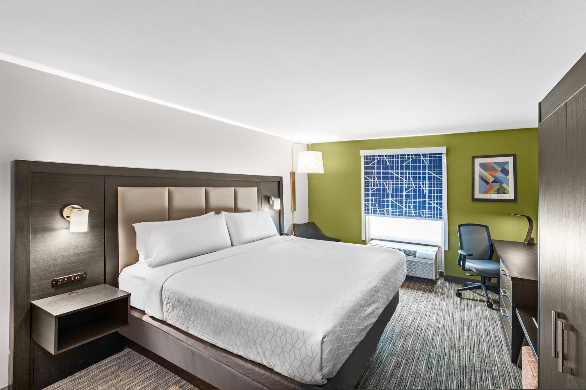 Chambre Lit King-Size Adaptée aux Personnes Malentendantes - Douche Accessible en Fauteuil Roulant
