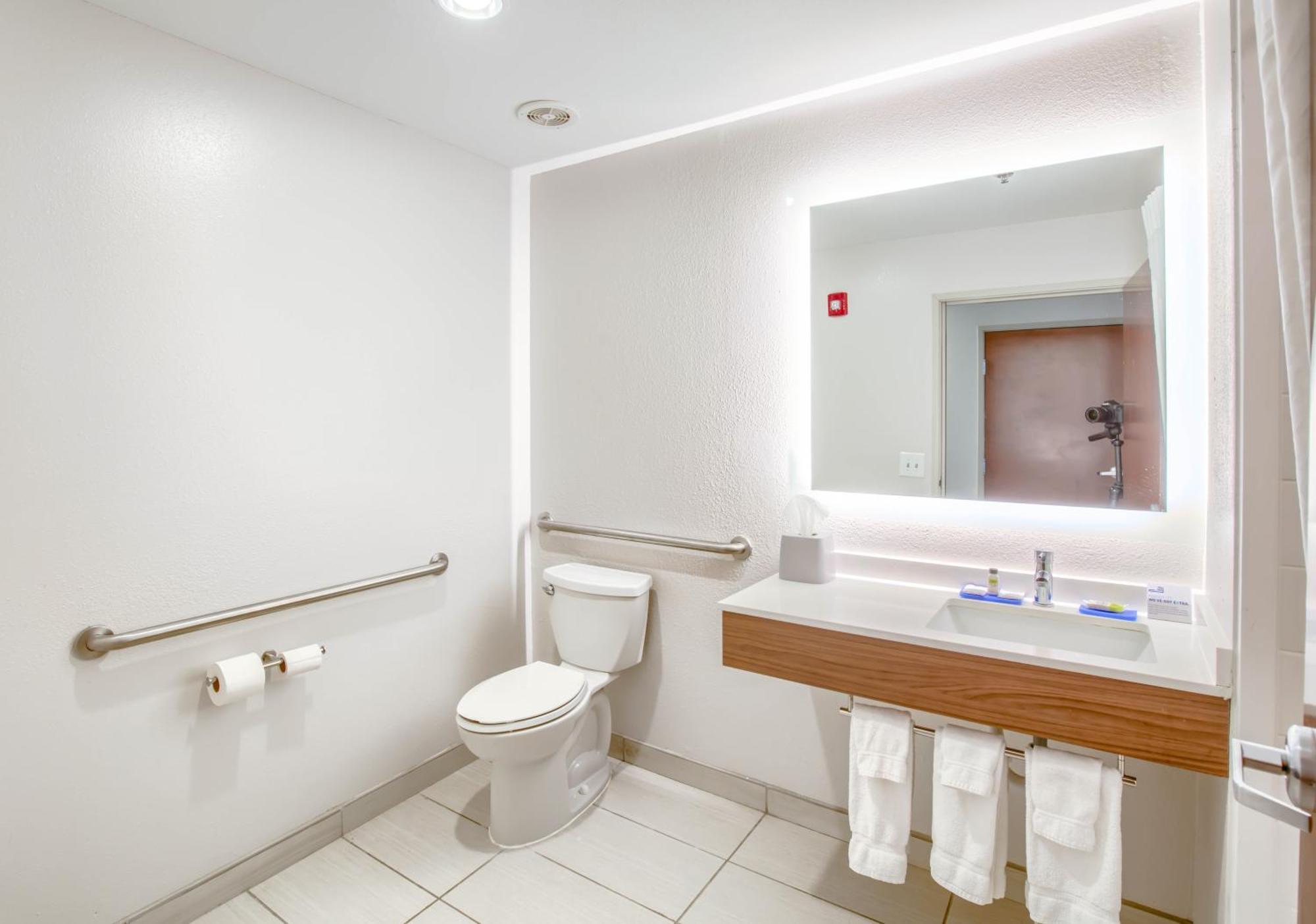 Standard King Room with Mobility Accessible Tub,1449788161:JPEG