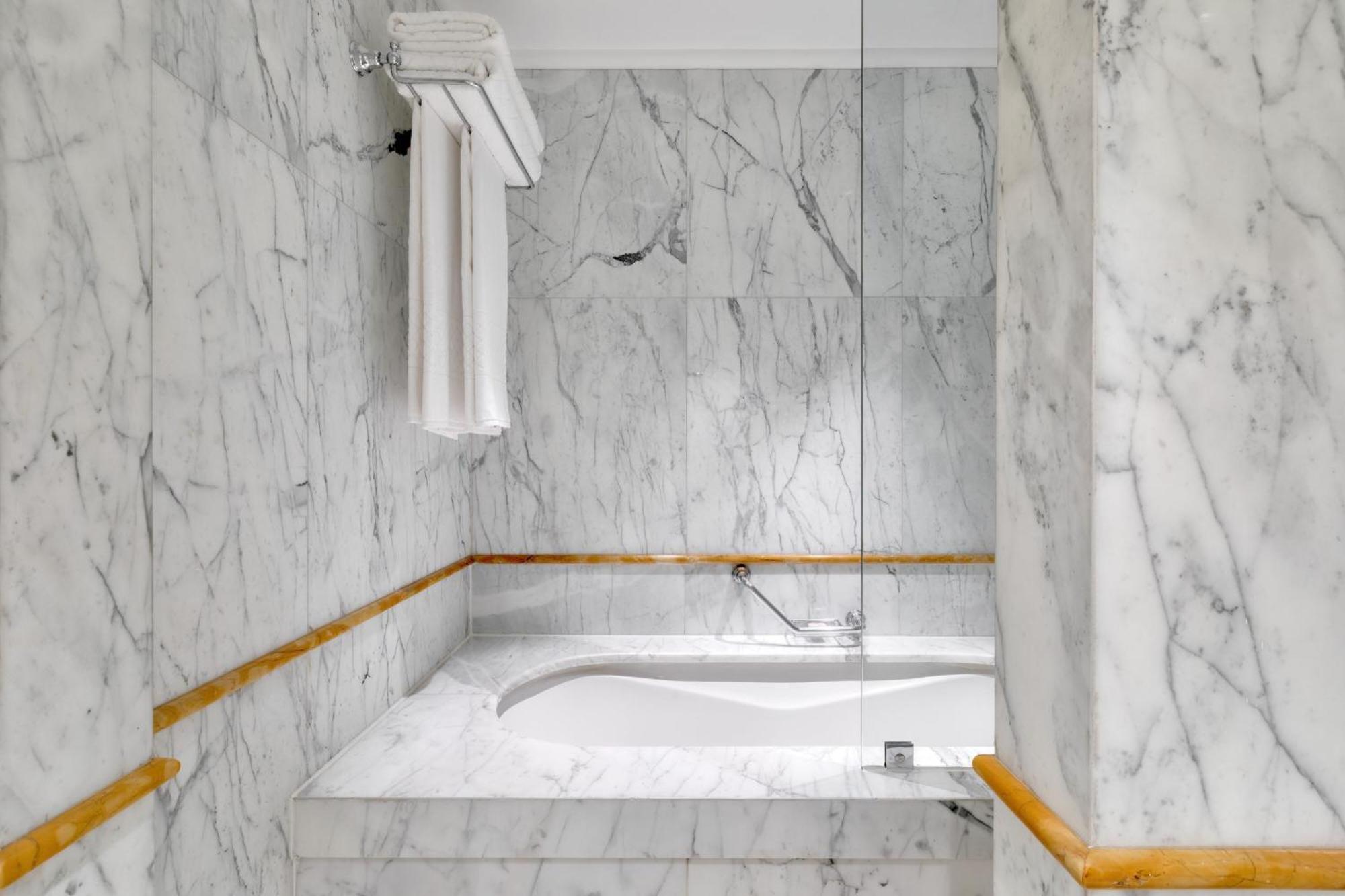 Deluxe Suite met 1 Slaapkamer met 1 Kingsize Bed - Uitzicht op Binnenplaats