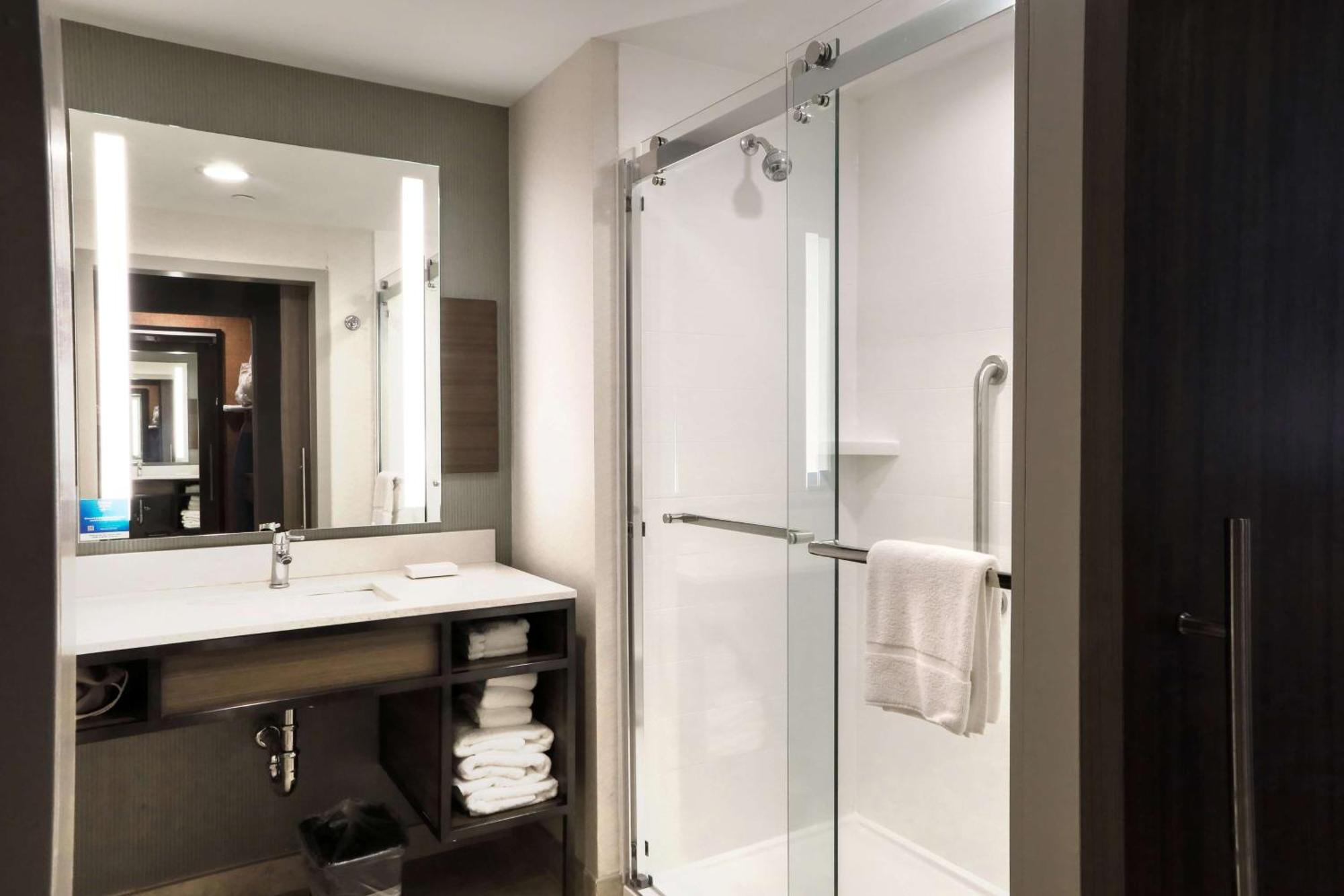 Deluxe King Room - Hearing Accessible