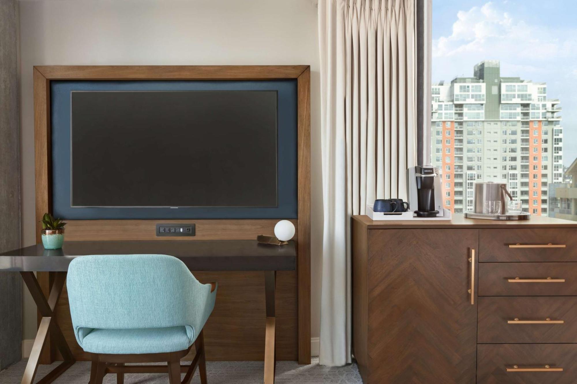Habitación con cama extragrande y vistas a la ciudad