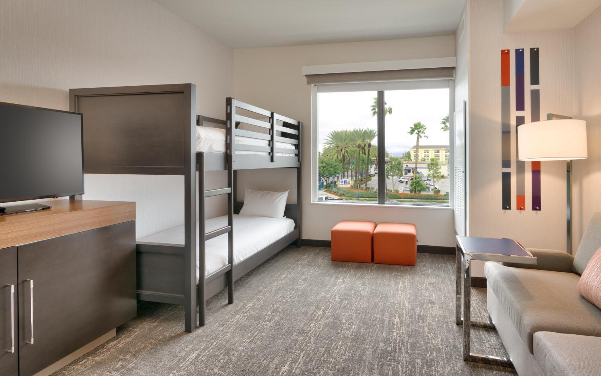 One-Bedroom King Suite with Bunk Bed