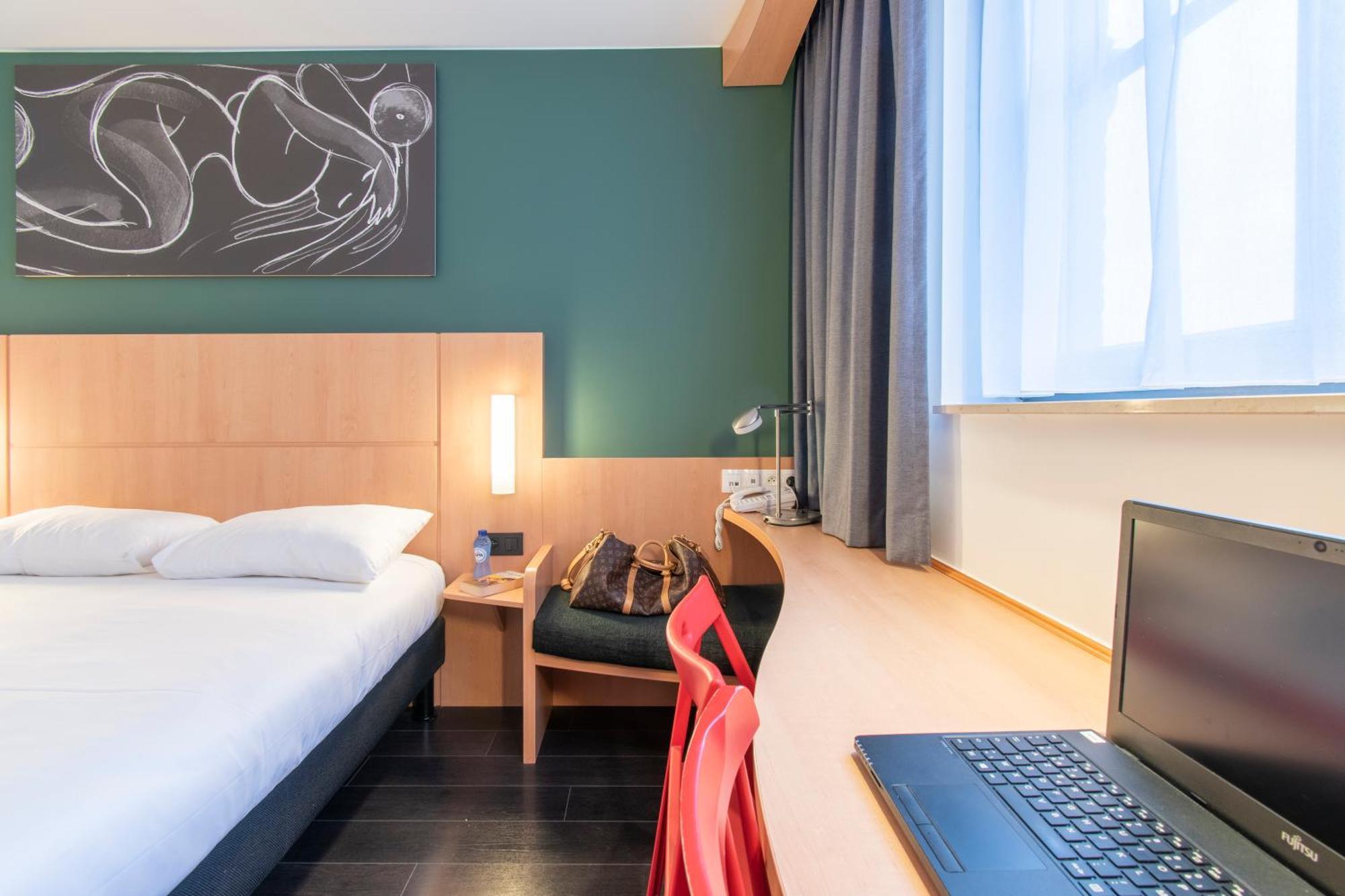 Standard Room with One Double Bed or Two Separate Beds,1554288310:JPEG
