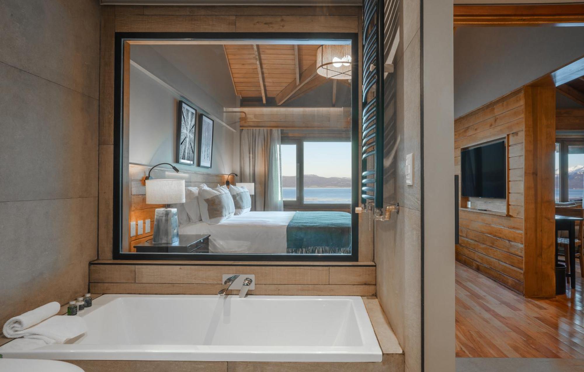 Deluxe Suite with Sea View,1588060497:JPEG