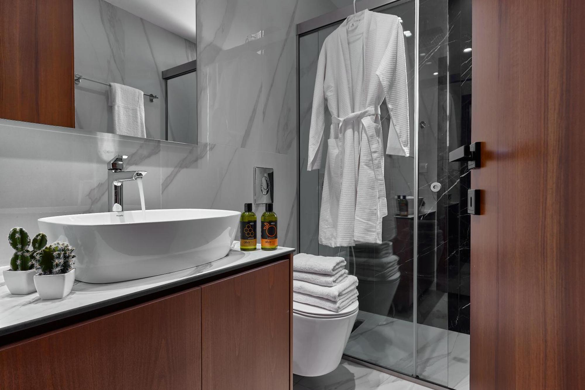 One Bedroom Suite with Outdoor Hot tub and Private Garden