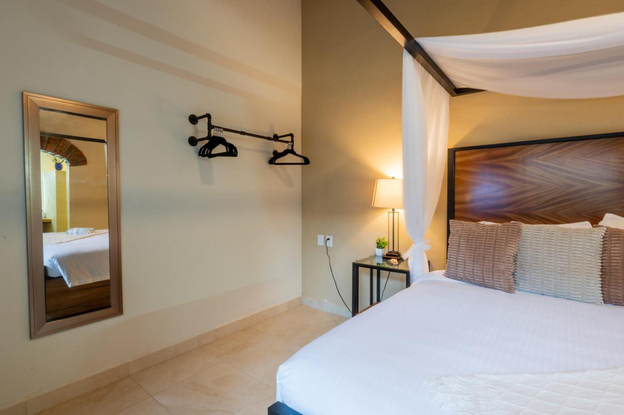 Habitación con cama grande