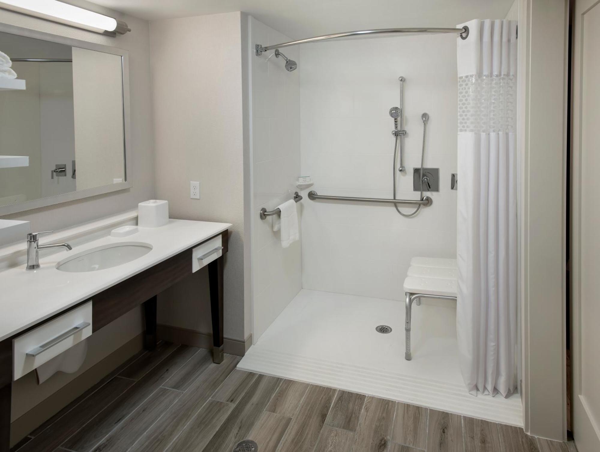 King Room with Roll-In Shower - Mobility Access/Non-Smoking,1552126198:JPEG