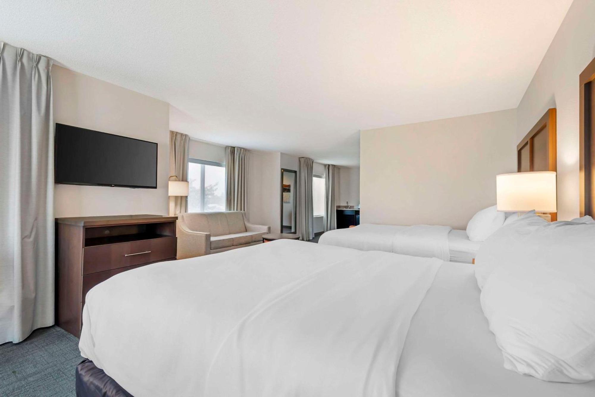 Queen Suite with Two Queen Beds and Sofa Bed - Non Smoking