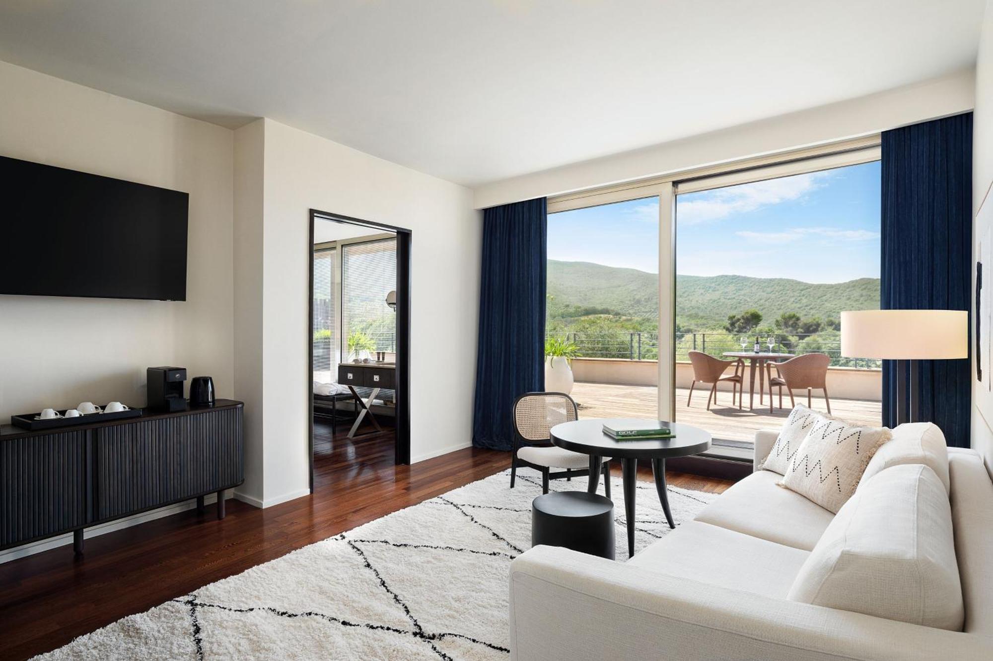One-Bedroom Deluxe King Suite with Sofa Bed and Golf View