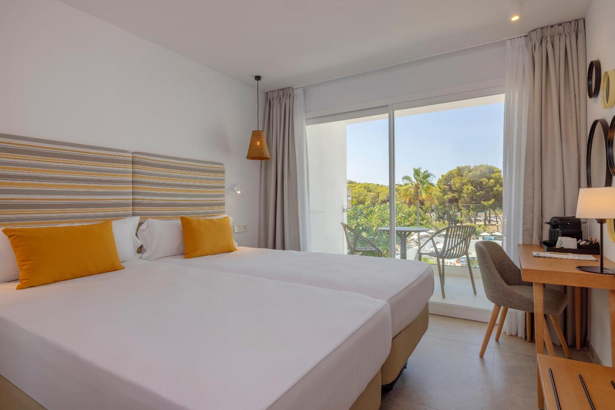 Twin room with Balcony and Partial Beach View,1609770159:JPEG