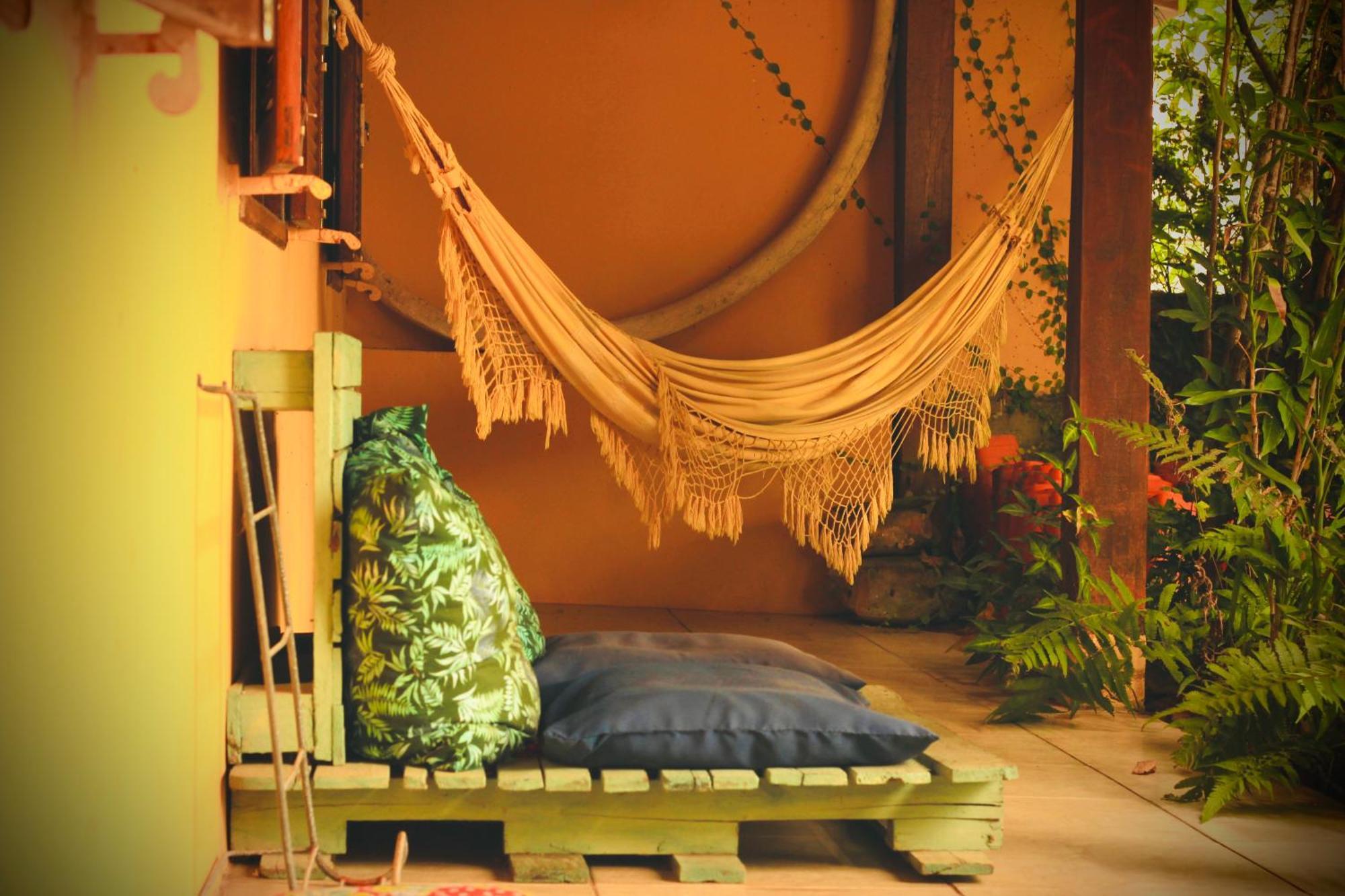Quarto com 2 Camas de Solteiro e Banheiro Compartilhado