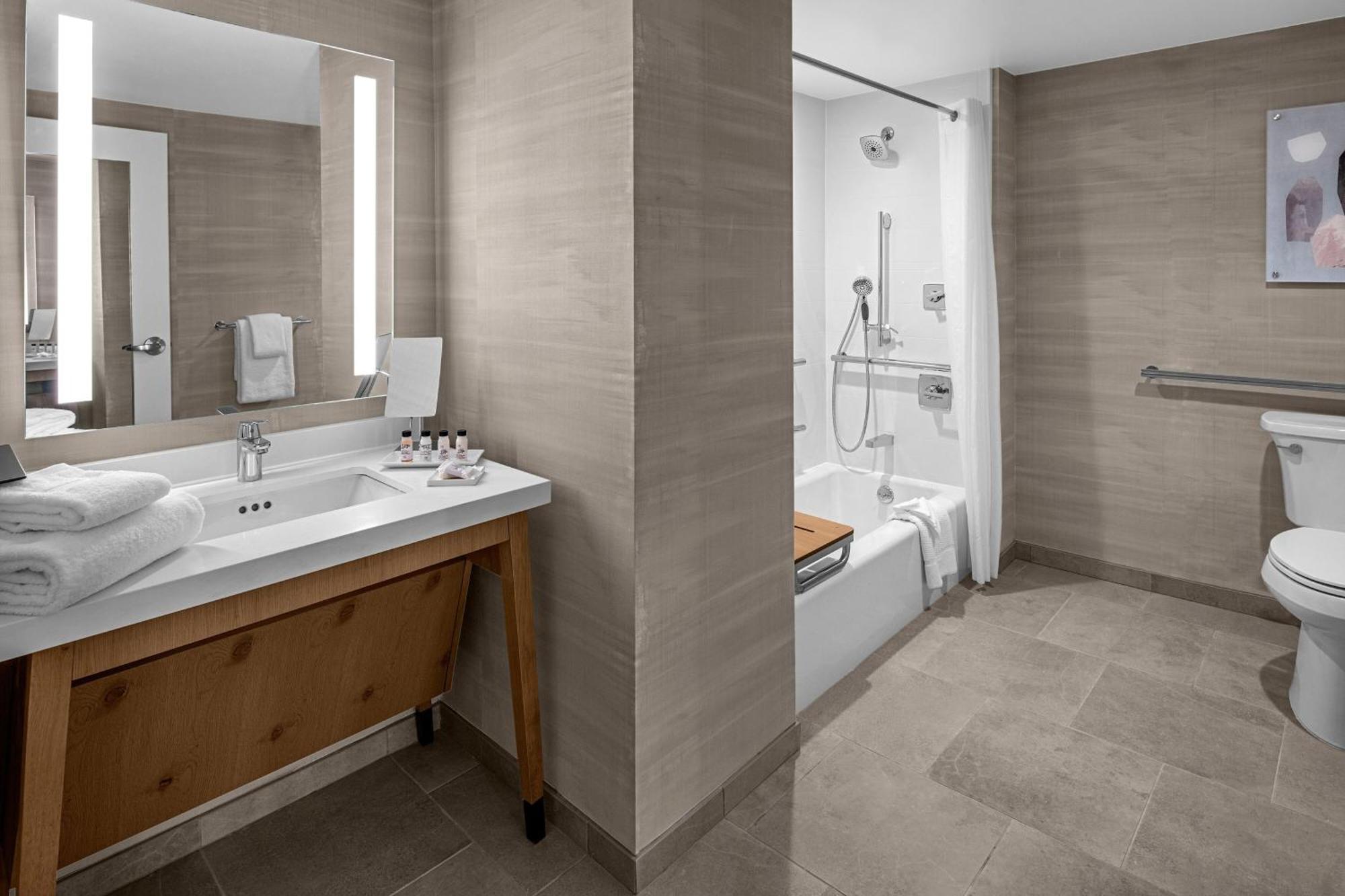 Tower Suite - 1 King, 1 Bedroom Deluxe Suite (Mobility Accessible w/ Tub)