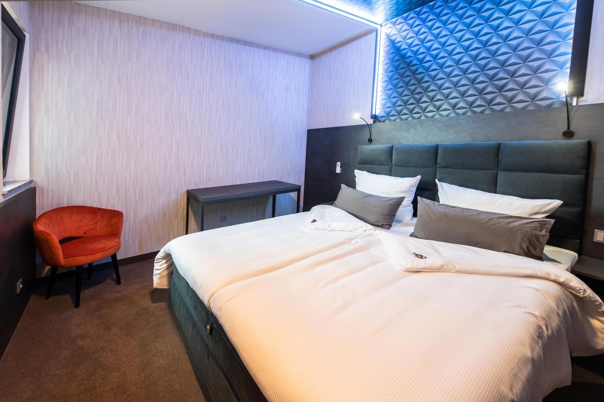 Executive Suite,1628661673:JPEG