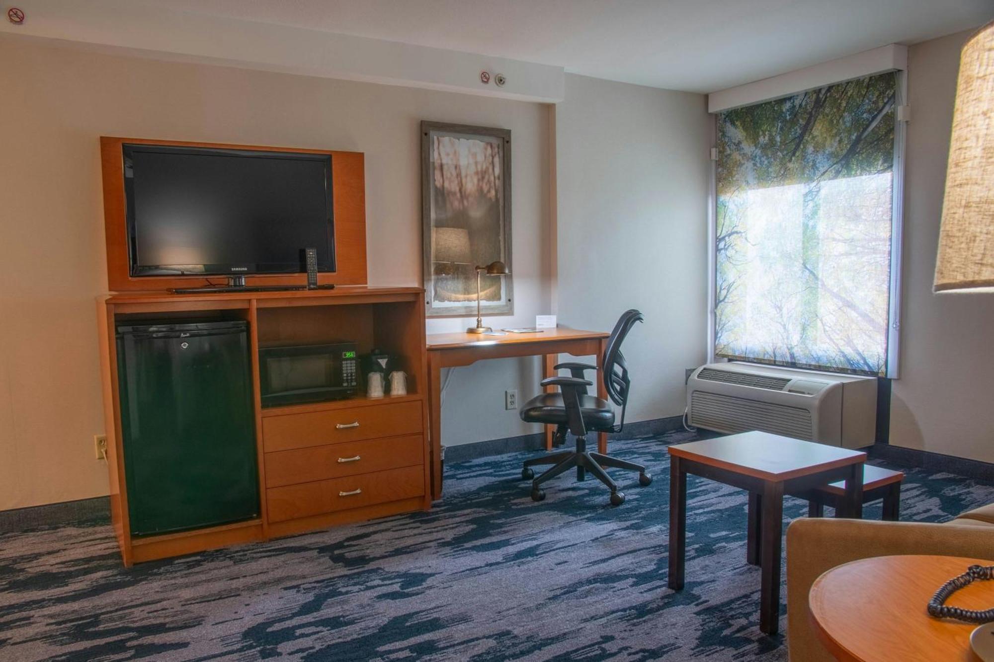 One-Bedroom King Suite Roll Shower Mobility Access or Hearing Accessible,1706503699:JPEG