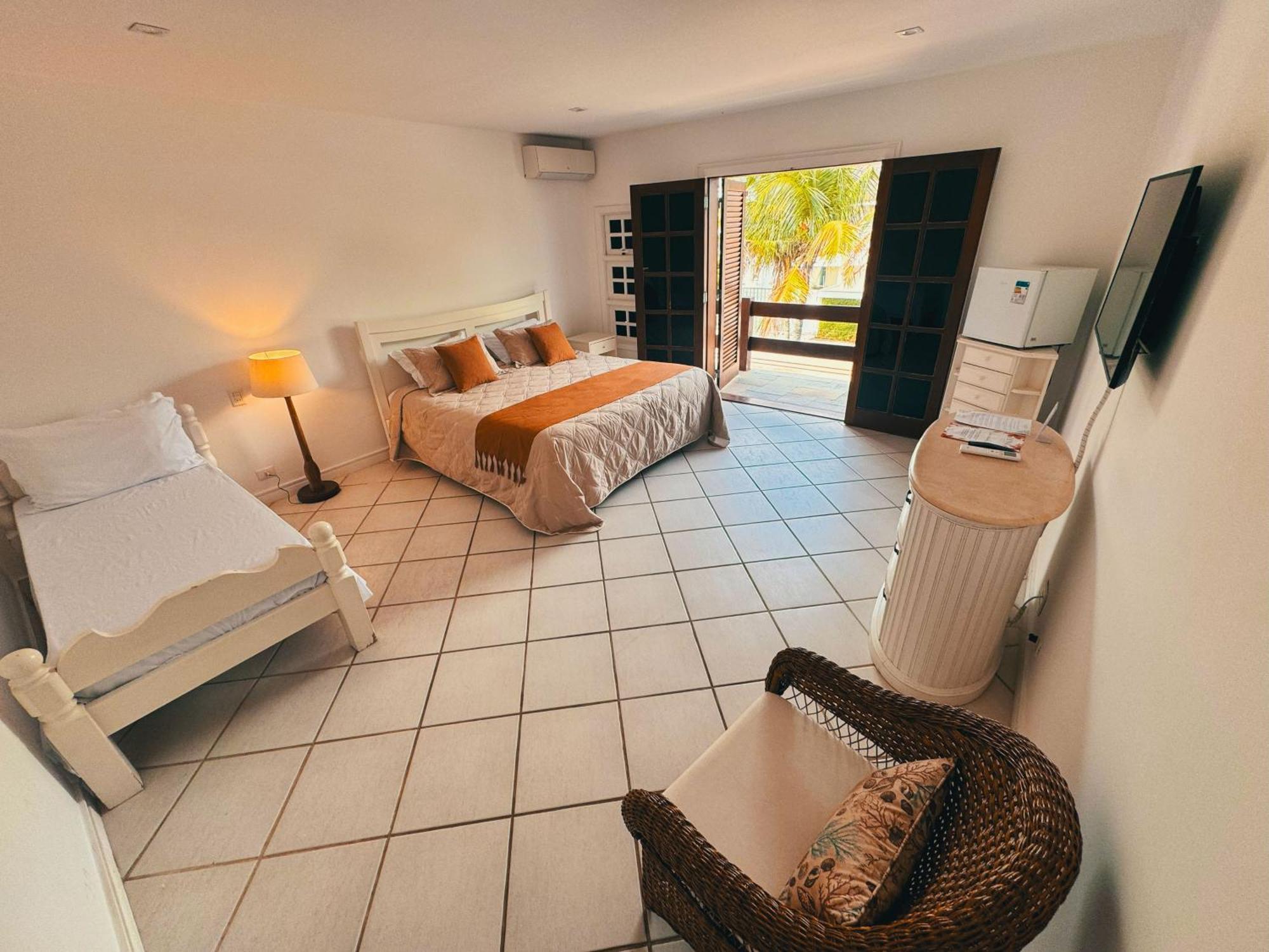 Suíte com Cama King-size e Banheira de Hidromassagem