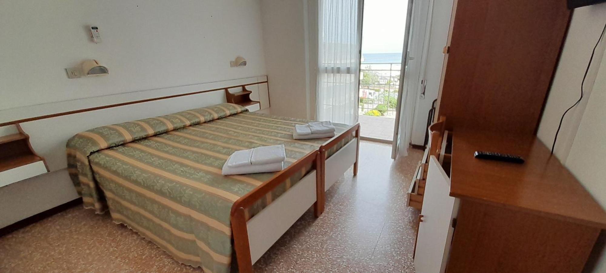 Camera Matrimoniale con Balcone e Vista Mare