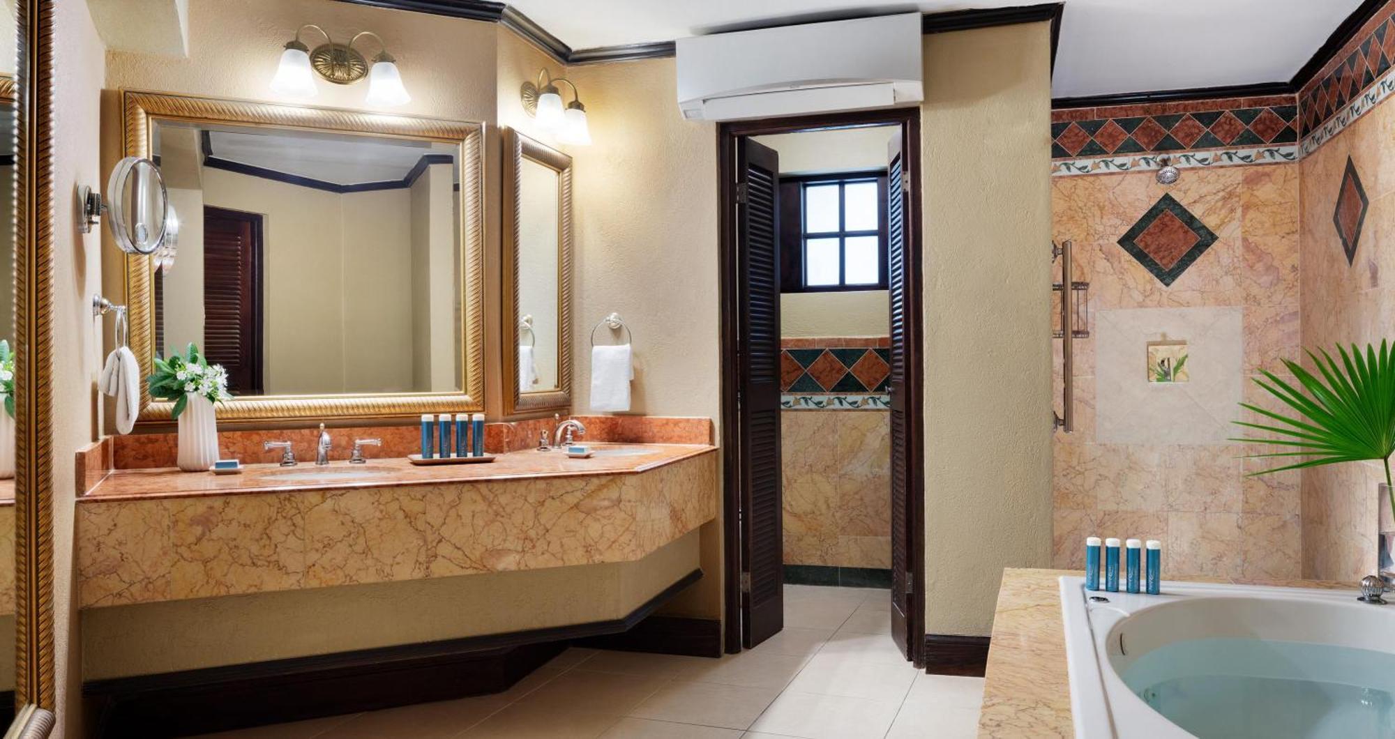 Grand Duchess Oceanfront Verandah Butler Suite
