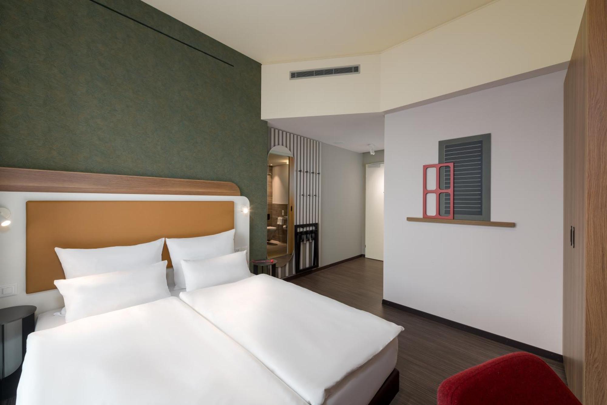 Chambre Lit Queen-Size Confort - Accessible aux Personnes à Mobilité Réduite