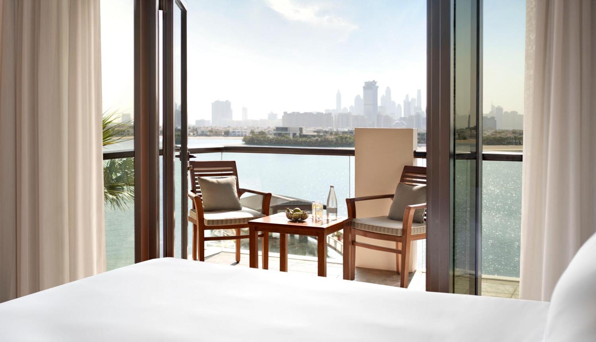Suite Junior Lit King-Size avec Canapé-Lit et Balcon Privé - Accès au Club