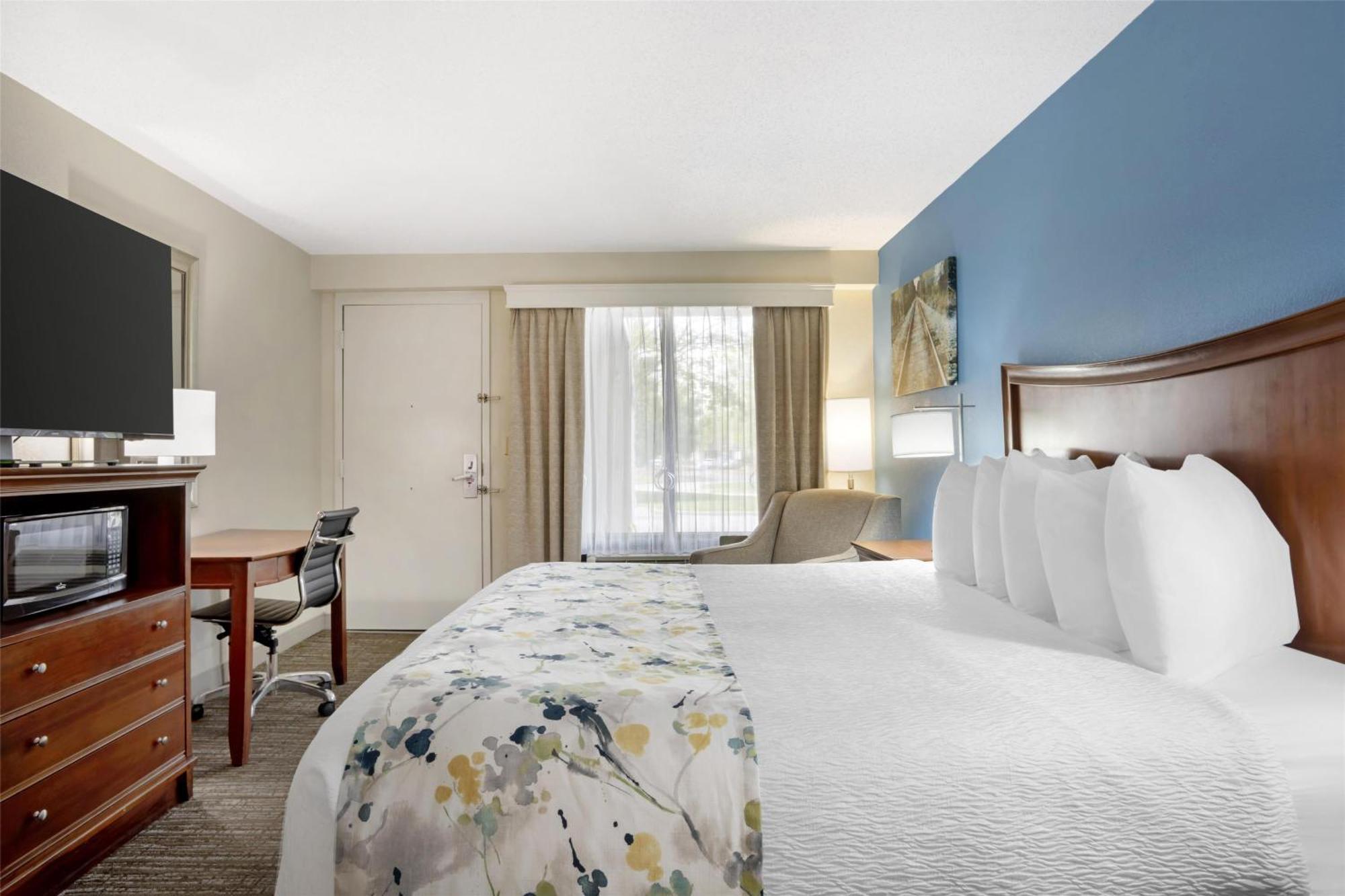 King Room with Bath Tub - Mobility /Communication Assistance - Smoking