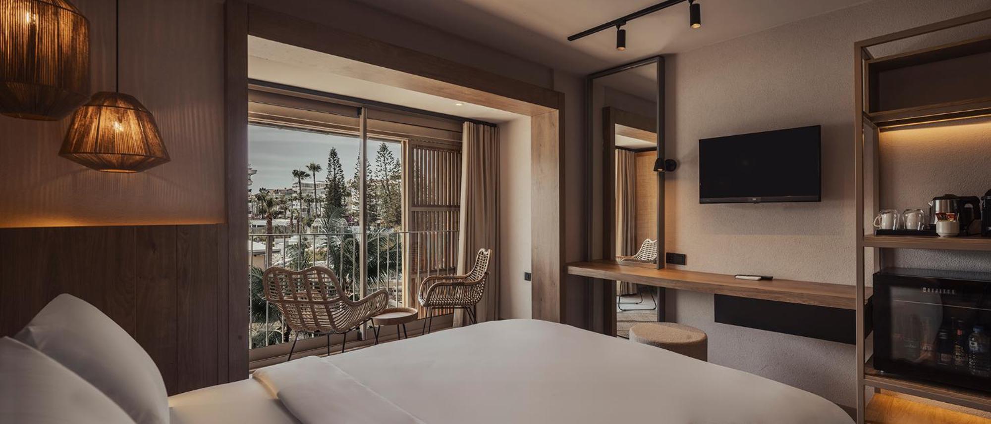 Zimmer mit Kingsize-Bett und Meerblick