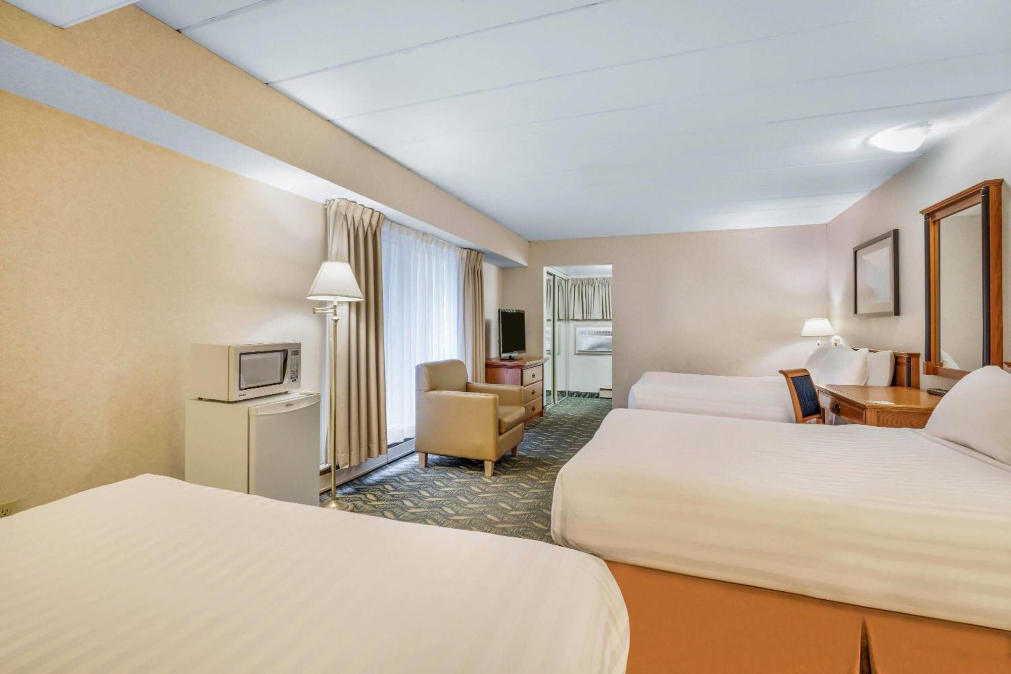 Queen Room with Three Queen Beds - Non-Smoking,1685058937:JPEG