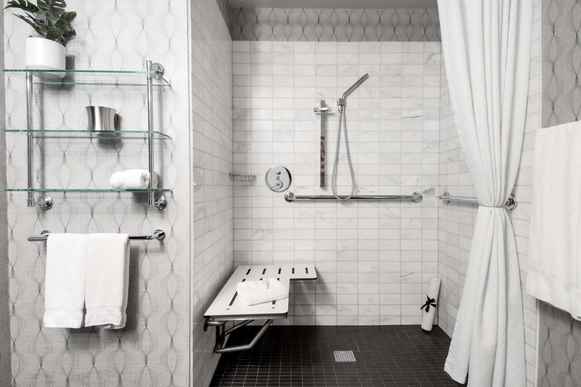 Chambre Deluxe avec 2 Lits Doubles et Douche Accessible en Fauteuil Roulant - Adaptée aux Personnes à Mobilité Réduite