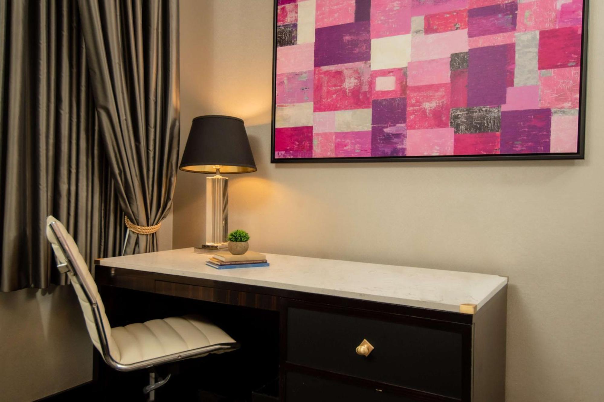 Chambre Lit King-Size Deluxe avec Baignoire - Accessible aux Personnes à Mobilité Réduite ou Malentendantes