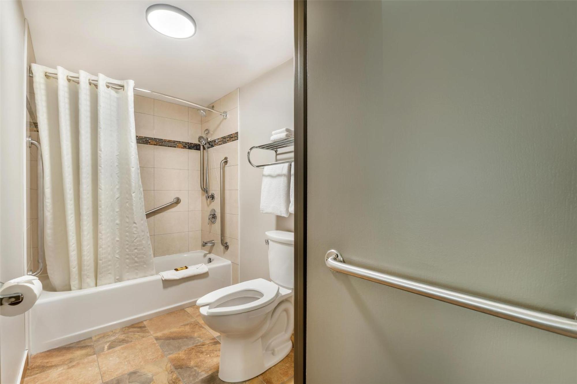 Queen Room with Bath Tub - Disability Access/Non-Smoking